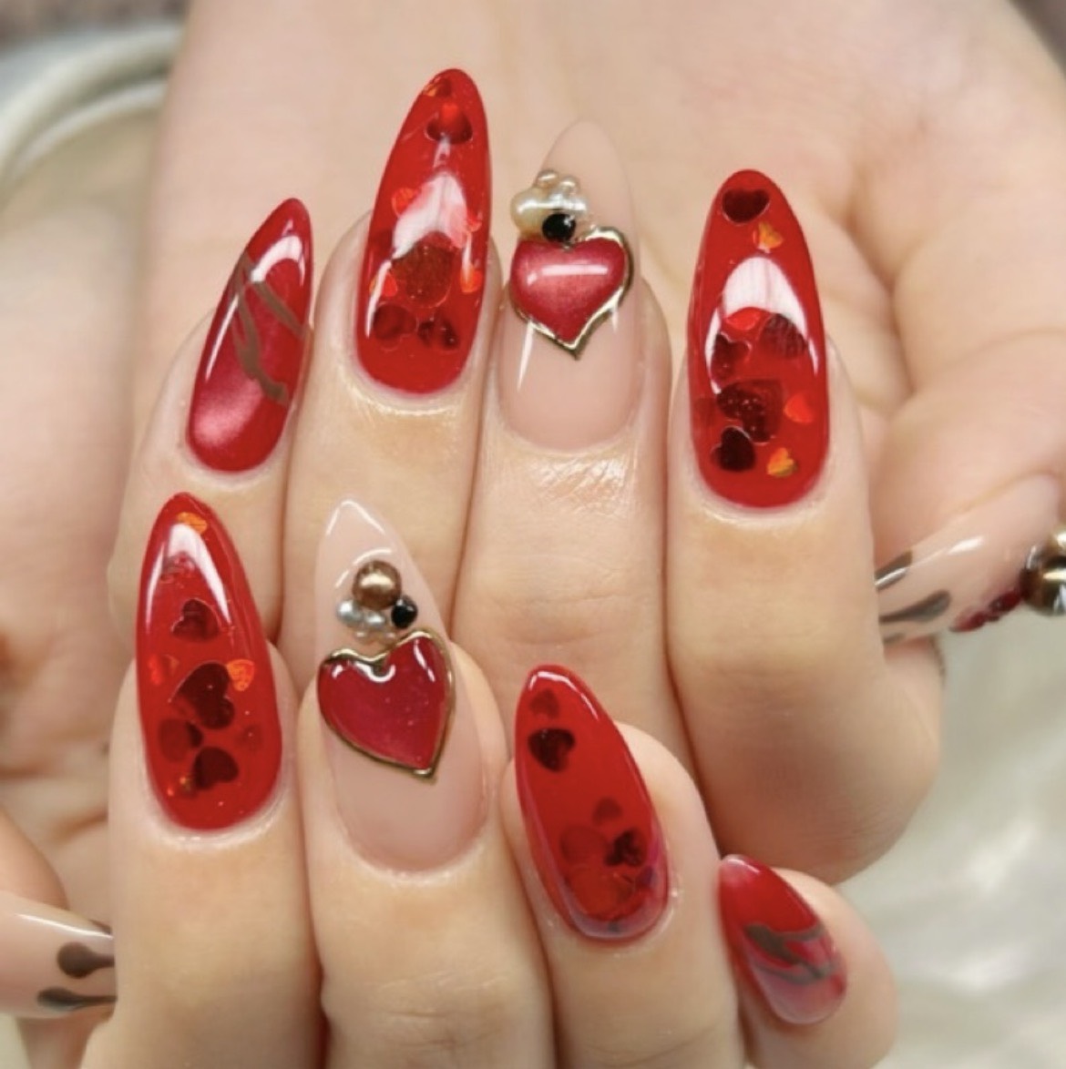 Lino Nailの赤いハートをあしらったネイル作品